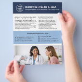 Aangepast logo QR Vrouwenkliniek Flyer (Hand)