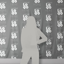 Aangepast logo stap herhaal grijs fotohokje achter wandkleed