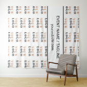 Aangepast logo & tekst half drop repeat witte acht wandkleed (In Situ (horizontaal))