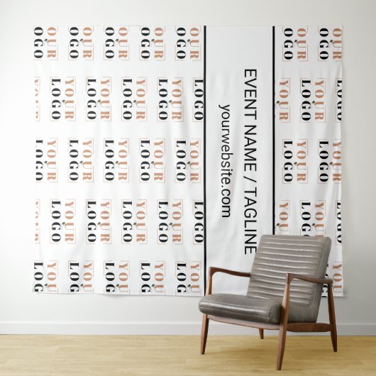 Aangepast logo & tekst half drop repeat witte acht wandkleed (In Situ (horizontaal))