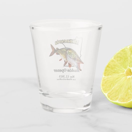 Aangepast meer/Datum Minnesota Muskie Opener Shot Glas (Achterkant)