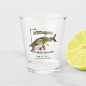 Aangepast meer/Datum Minnesota Muskie Opener Shot Glas (Voorkant)