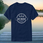 Aangepast meer, stad en familienaam Nautical Ancho T-shirt<br><div class="desc">Voeg uw naam,  stad en familienaam toe aan dit nautische geïnspireerde logo-ontwerp. Dit retro,   stijl ontwerp heeft een witte cirkel,  anker,  kriskras gescheurde peddels en een gewaagde banner met uw Lake naam. Perfect voor de bootliefhebber of een familiereünie bij het meerhuis.</div>