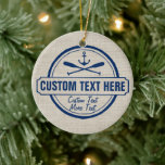 Aangepast meer, strand- en bootantenanker keramisch ornament<br><div class="desc">Show uw meerhuis / strandhuis / vaartrots met dit aangepaste ornament. Een logo-ontwerp heeft een nautisch anker en 2 gekruiste peddels en is geplaatst tegen een geelbruine linnen-uitziende achtergrond. Personaliseer met 3 regels aangepaste tekst - voeg uw meer / strand naam, familienaam, hut / strand huis, bootnaam, stad, datum, enz....</div>