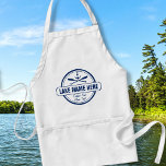 Aangepast meer, strand- en bootantenanker standaard schort<br><div class="desc">Kook of bbq in stijl dragen van dit aangepaste meerhuis / strand huis schort. Een logo-ontwerp heeft een nautisch anker en 2 kruisvormige peddels. Personaliseer met 3 regels aangepaste tekst - voeg uw meer / strand naam, familienaam, hut / strand huis naam, stad, datum, enz - wat je wilt. Perfect...</div>