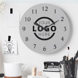 Aangepast merk voor Logo voor speciale acties Grote Klok<br><div class="desc">Voeg uw aangepaste zakelijke logo toe aan een unieke muurklok creëer. Maakt een groot promotioneel cadeau voor klanten,  verkopers,  werknemers of andere speciale mensen. Kies uit verschillende klokvormen en -grootten. Geen minimumhoeveelheid,  geen installatiekosten.</div>