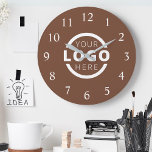 Aangepast merk voor Logo voor speciale acties Grote Klok<br><div class="desc">Voeg uw aangepaste zakelijke logo toe aan een unieke muurklok creëer. Maakt een groot promotioneel cadeau voor klanten,  verkopers,  werknemers of andere speciale mensen. Kies uit verschillende klokvormen en -grootten. Geen minimumhoeveelheid,  geen installatiekosten.</div>