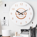 Aangepast merk voor Logo voor speciale acties Grote Klok<br><div class="desc">Voeg uw aangepaste zakelijke logo toe aan een unieke muurklok creëer. Maakt een groot promotioneel cadeau voor klanten,  verkopers,  werknemers of andere speciale mensen. Kies uit verschillende klokvormen en -grootten. Geen minimumhoeveelheid,  geen installatiekosten.</div>