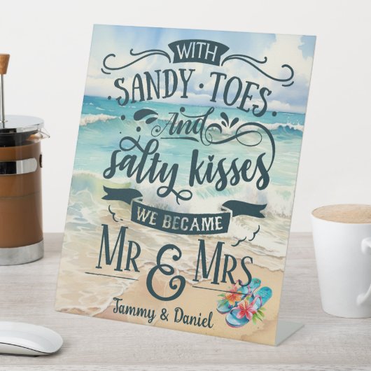 Aangepast met zandige tenen & zoute kussen bruilof reclamebord met voetstuk (Insitu)