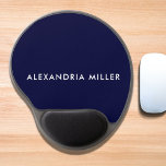 Aangepast minimalistisch marineblauw gel muismat<br><div class="desc">Voeg een pop kleur en persoonlijkheid toe aan uw werkruimte met dit gepersonaliseerde blauw,  modern,  minimalistisch gelmuispad met een naam in een strak wit sans-serif lettertype op een blauw marineklein. De gladde en comfortabele pols van de gel zullen steun verlenen terwijl u werkt of speelt.</div>