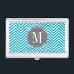 Aangepast monogram Aqua en Gray Chevron Pattern Visitekaarthouder<br><div class="desc">Vette geometrische patronen met monogrammen. Dit trendy ontwerp bevat populaire kleuren. Als u het kunstwerk moet aanpassen,  klik op de aanpassingsknoop en breng veranderingen aan.</div>