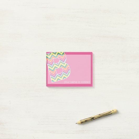 Aangepast monogram B van het kleurrijke Chevron-pa Post-it® Notes (Op bureau)