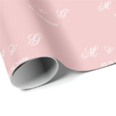 Aangepast Monogram Datum Patroon Zachte Roze Roos Cadeaupapier (Rol Hoek)
