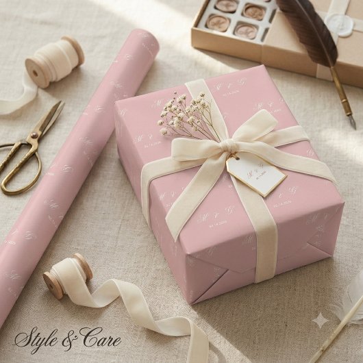 Aangepast Monogram Datum Patroon Zachte Roze Roos Cadeaupapier