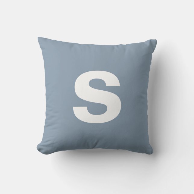 Aangepast Monogram Initiaal Dusty Blue Kussen (Voorkant)