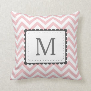 Aangepast monogram lichtroze en witte Chevron Kussen