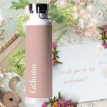 Aangepast monogram, lichtroze met script monogram waterfles<br><div class="desc">Mooie scripttypografie en moderne blush roze kleur geven dit ontwerp een eenvoudige elegantie. Ideaal cadeau voor haar,  voor een scala aan gelegenheden,  waaronder verjaardagen,  afstuderen,  bruidsmeisje voorstellen,  Moederdag en meer. Ze zal genieten van dit praktische cadeau met een persoonlijke touch!</div>
