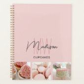 Aangepast Monogram Logo QR Bakkerij Roze Planner (Voorkant)