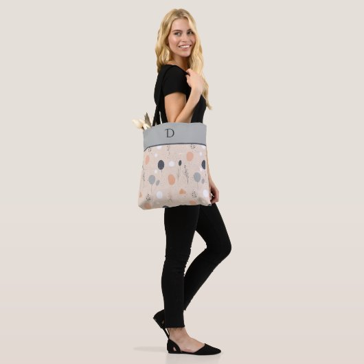 Aangepast monogram met aards minimaal pastelblad tote bag (Op model)