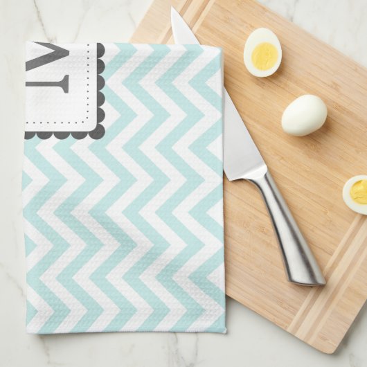 Aangepast monogram mint Blue en White Chevron Theedoek (Quarter Fold)