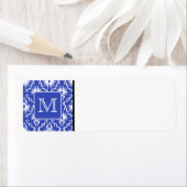 Aangepast monogram, op blauw en wit Damaspatroon. Etiket (Insitu)