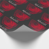 Aangepast monogram rode roze  foto zwart cadeaupapier (Hoek)