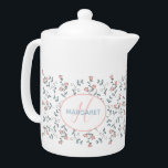 Aangepast monogram  Roze Floral Patroon Theepot<br><div class="desc">Aangepast monogram roze Floral Pattern. blauw roze bloemen en poederblauw foliageaccent. Zoete bederfmeel en bladeren. Handgetekende florale lijnkunst met waterverf detail. Dit kleine Franse landontwerp is geweldig voor vele geschenken en gelegenheden. Geniet van een trendy en elegante afdruk voor je volgende cadeautje met idee; voor jezelf, je vrienden of je...</div>