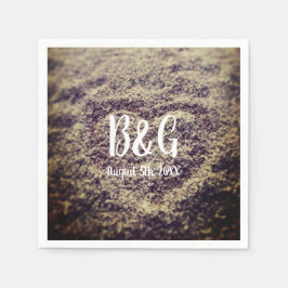 Aangepast monogram strandtrouwhart op zandfoto servet