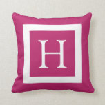 Aangepast monogram voor Berry roze Kussen<br><div class="desc">Aanpasbare moderne en trendy Berry van Fushia Roze en wit monogram op maat kussen of kussen, vierkant of lumbaal formaat. Personaliseer uw cadeau door uw eigen initiaal toe te voegen. Kies uw eigen lettertype en kleuren om het uw eigen te maken. Dit eigentijdse ontwerp zal elke wooninrichting, woonkamer, bank, lounge,...</div>