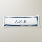 Aangepast monogram voor de klassieke marine blauw lichaamskussen (Achterkant)