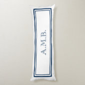 Aangepast monogram voor de klassieke marine blauw lichaamskussen (Achterkant (Verticaal))