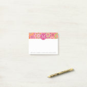 Aangepast monogram voor kleurrijk flessenpatroon post-it® notes (Op bureau)