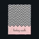 Aangepast monogram zwart-wit en roze Chevron Fleece Deken<br><div class="desc">Aangepaste vlootsdeken is voorzien van een chic preppy zigzag chevron patroon. Pas het aan met uw monogram in een lijst met een chromosoomkleurstof. Klik de Customize knoop van het om de tekstdoopvonten en de kleuren uit te geven, meer tekst of foto's toe te voegen en unieke één van een soortontwerp...</div>