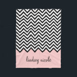 Aangepast monogram zwart-wit en roze Chevron Fleece Deken<br><div class="desc">Aangepaste vlootsdeken is voorzien van een chic preppy zigzag chevron patroon. Pas het aan met uw monogram in een lijst met een chromosoomkleurstof. Klik de Customize knoop van het om de tekstdoopvonten en de kleuren uit te geven, meer tekst of foto's toe te voegen en unieke één van een soortontwerp...</div>