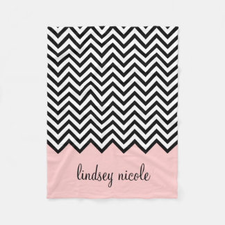 Aangepast monogram zwart-wit en roze Chevron Fleece Deken
