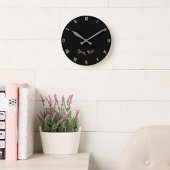 Aangepast monogrammen modern Elegant Black Faux Go Ronde Klok