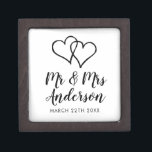 Aangepast Mr. en Mrs. schattige dubbelhartentrouwr Premium Bewaar Doosje<br><div class="desc">Aangepast cadeaudoosje voor Mr en Mrs. Knap dubbelhartenhuwelijk met magnetisch deksel. Voeg gepersonaliseerde naam van bruid en bruin/nieuw kruid toe. Het blokkeren het ontwerp van het liefdessymbool met de stijlvolle de kalligrafie van het borstelmanuscript. Geweldig voor het draaien van drager, juwelen, partijvoordeel en andere dingen. Ook aardig voor elegant verloving,...</div>