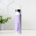 Aangepast naamscript voor lavendel waterfles<br><div class="desc">Violet,  lavendelkleur als achtergrond. Personaliseer en voeg jouw namen toe. Paarse gekleurde handgeschreven stijlscript.</div>
