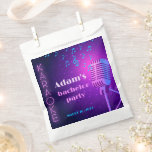 Aangepast Neon Karaoke Avond Verjaardagsfeestje vo Bedankzakje<br><div class="desc">Zet het volume van je feeststemming harder met deze aangepaste neon-karaokenachtzak,  de perfecte finishing touch voor een onvergetelijk vrijgezellenfeest! Met een retro microfoon,  neonverlichting en opvallende,  aangepaste tekst zet deze zak de toon voor een avond van zingen,  lachen en het vieren van de aanstaande bruidegom.</div>