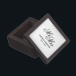 Aangepast nieuwgebed Mr. en Mrs. Magnetisch houten Premium Bewaar Doosje<br><div class="desc">Aangepast, net Mr en Mrs. Magnetisch houten cadeaudoos. Aangepast cadeau met elegante scripttypografie. Ontwerp van de sjabloon van de klas met stijlvolle letters voor de familienaam en de huwelijksdatum van het paar. Gepersonaliseerde cadeaus voor alleen getrouwde man en echtgenote/bruidekoppel. Breng dit ontwerp over op elk ander luxeproduct op Zazzle. Verkrijgbaar...</div>