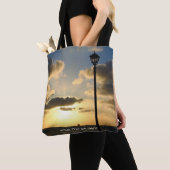 Aangepast ontwerp met uw eigen foto en Jouw tekst Tote Bag (Dichtbij)