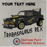 Aangepast Oost-Duitse trabant Fotobeeldje Magneet<br><div class="desc">Een humoristisch, computergegenereerd, zwart en goud, afbeelding van een op maat gesneden Oost-Duitse Trabant-auto. De aangepaste bijnaam van de auto&#39;s, Trabasaurus rex, in een aangewezen doopvont, verschijnt zowel op de voertuigdeur als onder het afbeelding. Het voertuig beer een Idaho-bord voor het lezen en quot;TRABI REX" omdat het werd aangepast door...</div>