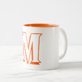 Aangepast Oranje monogram Initiaal Coffee Tea Milk Tweekleurige Koffiemok (Voorkant rechts)