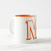 Aangepast Oranje monogram Initiaal Coffee Tea Milk Tweekleurige Koffiemok (Voorkant links)