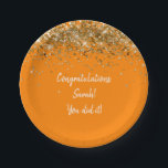 Aangepast oranje wit goud afstudeerfeest glitters papieren bordje<br><div class="desc">aangepast afstudeerfeest papieren bord, oranje wit goud rond glinster, glinsterende twinkel glitter haar viering, gepersonaliseerd afstudeerklas van 2025, afgestudeerde phd middelbare school uni, bachelor verpleegkunde universiteit graad 2026, universiteit master mba rechten doctor, verpleegkundige leraar cpa md, doctorsgraad gunst ingenieur jd mpa, medisch zesde voor physician assistant</div>