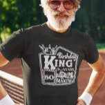 Aangepast ouderdomspensioen koning Aangepaste jare T-shirt<br><div class="desc">U kunt de stijl van dit shirt wijzigen door Meer > onder de stijloptie te kiezen. Het kan in het gebied worden gepersonaliseerd verstrekken of door de klik aan te passen om verdere optie aan te passen en de naam, de initialen of de woorden te veranderen. U kunt de tekstkleur...</div>