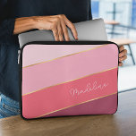Aangepast pasta-Roos Blush Dusty Pink Striped Art Laptop Sleeve<br><div class="desc">Houd uw nieuwe elektronische apparaat veilig tegen schurft en krassen met deze stijlvolle, moderne, roze, roze, roze, gekleurde, netwerkomhuls die bestand is tegen roze neopreen met zipper. Met ruimte om aan te passen met naam, monogram of initialen van uw keuze. Mooie, moderne en koele cover voor trendbarige en kunstliefhebbende heuptrendsetter,...</div>