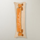 Aangepast pompoenstaartje met Oranje banner op crè Lichaamskussen (Voorkant Verticaal)