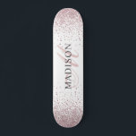 Aangepast rendabel Roos Gold Glitter Monogram Persoonlijk Skateboard<br><div class="desc">Een aangepaste trendy stijlvolle roos goudglitter skateboard met monogram. Een stijlvol script initiaal voor een aanraking met chic elegance. Voeg wat glans toe aan je instapervaring. Personaliseer met jouw naam,  monogram,  initiaal of tekst. Als u verkiest,  kunt u tekstkleur en doopvontstijl veranderen gebruikend het aanpassen verdere optie.</div>