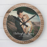 Aangepast ritsvriendelijk fotoscript voor moderne  ronde klok<br><div class="desc">Rustic Moderne de fotowandklok van het Bouw van het Bouw van het Bouw van het Bouw met een romantisch handgeschreven manuscriptontwerp, uw douanenamen en favoriete foto. Geweldig geschenk voor newlyweds, een gedenkdag of Valentijnsdag! De getextureerde achtergrond van het houten paneel van de boerderijstijl maakt tot het een grote toevoeging aan...</div>